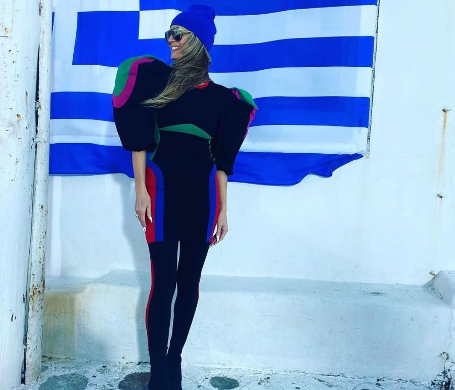 Η Heidi Klum με φόντο την ελληνική σημαία! Η ιστορία του μοντέλου με το πιο «χαμογελαστό» Instagram