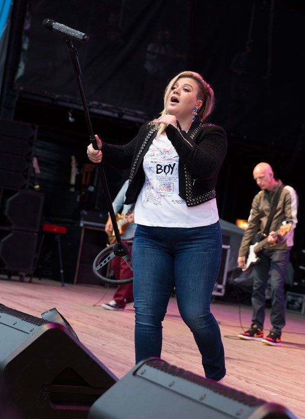 kelly-clarkson-health-danger-weight-01 d8aeb