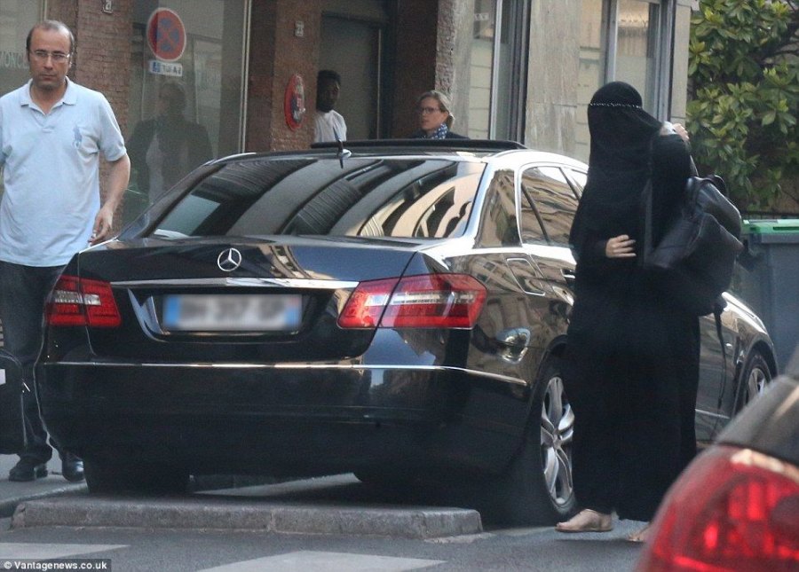 2AEE828100000578-3179559-Disguise New photos have emerged showing former supermodel Gisel-a-6 1438256615598 e3aac