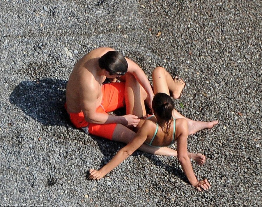 2B473E3C00000578-3193993-Cheeky He seemed to be hands on when it came to her mismatching -a-163 1439319525458 1fb37