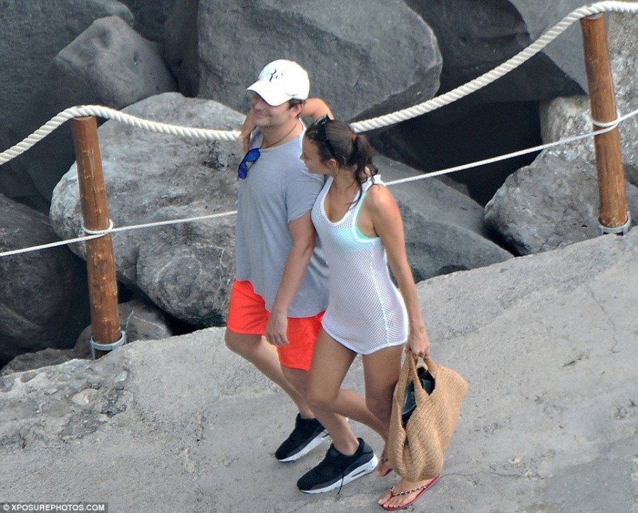 2B473F8400000578-3193993-Holiday pair They almost matched in height as they shared their -a-178 1439319525762 24dee