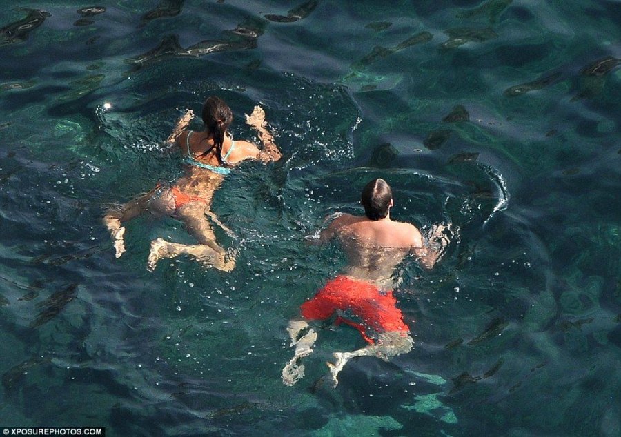 2B47410900000578-3193993-Relaxing They are enjoying a holiday in Italy as he takes a brea-a-146 1439319525441 c38dd