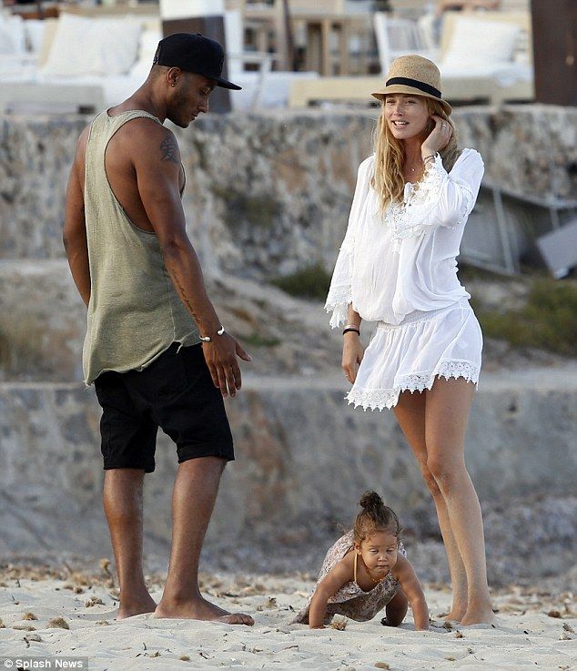 2B72644F00000578-0-Life s a beach Doutzen Kroes and her husband Sunnery James smile-m-4 1439842941267 79d71