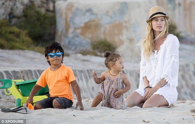2B7296DE00000578-3201462-Bonding Doutzen played in the sand with little Phyllon and her d-a-1 1439856817035 e8348
