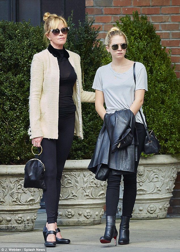 2BB9315B00000578-3213769-Shady ladies As the girls wore their sunglasses they bore a stri-m-11 1440737352224 4d863