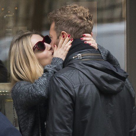 2D83187D00000578-3277425-Mwah Coldplay s Chris Martin and his new girlfriend Peaky Blinde-m-53 1445120281953 e7467