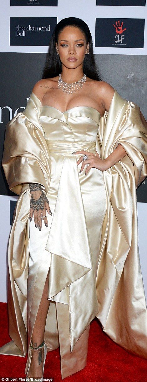 2F4362D900000578 3355488 Hot metal Rihanna dazzled in a gold gown at her Diamond Ball in a 3 1449833739501 e1dc2