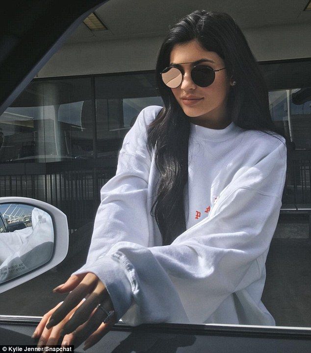 3617578800000578 3682025 Teen bride Kylie Jenner shared an Instagram snap on Friday flaun m 10 1468058589574 600b0