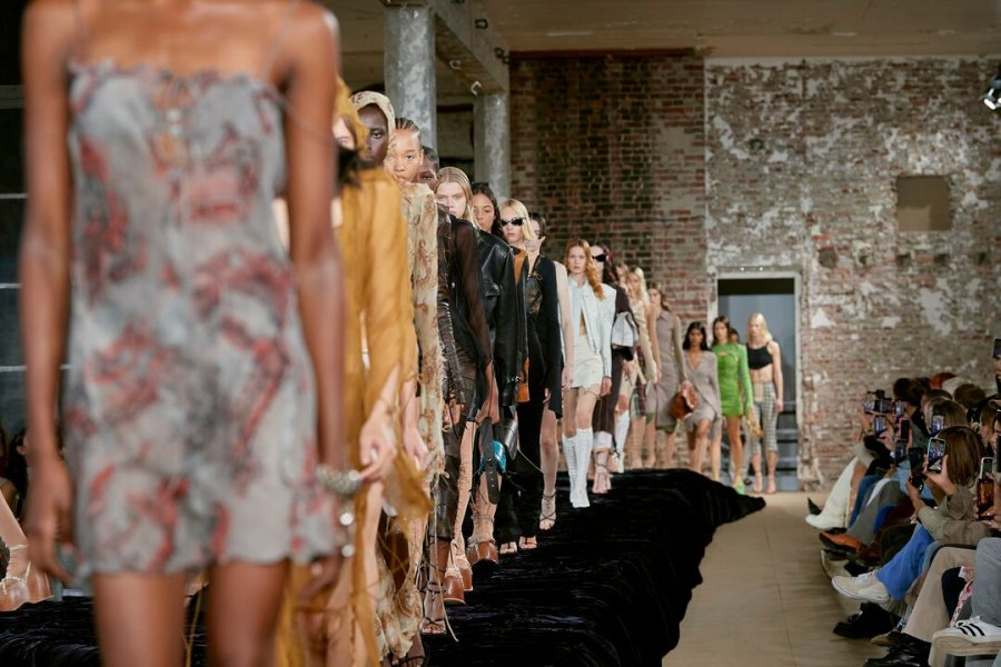 Acne_studios_S22_sillogi11.jpg