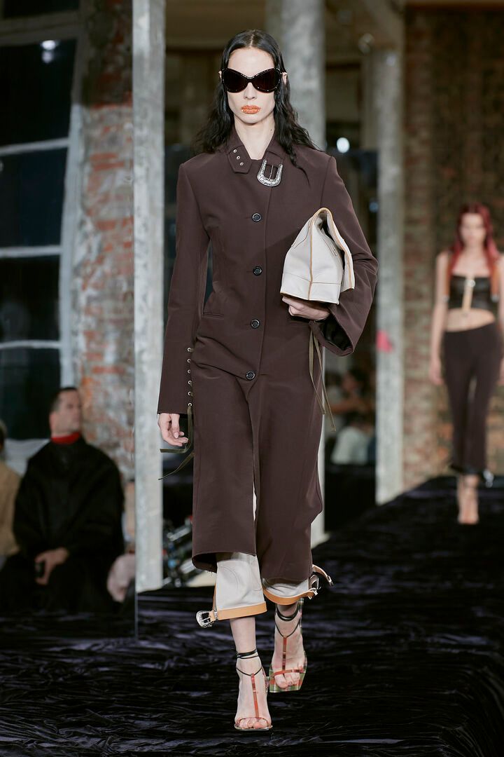 Acne_studios_S22_sillogi8.jpg