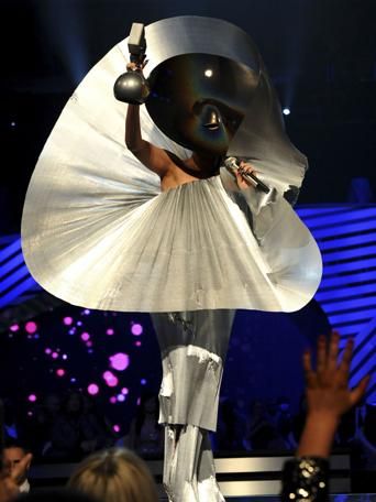 lady_gaga_mtv_ema_on_stage_2011_342x345