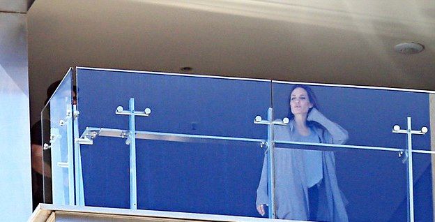2383994100000578-2849008-The distance between them At one point Angelina was seen steppin-149 1416989928086