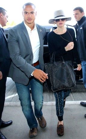 rs 634x1024-141217131413-634.Jennifer-Lawrence-Bodyguard-JR-121714