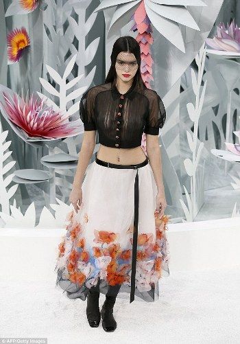 251C3B0400000578-2928054-Make way Kendall 19 lit up the catwalk in a beautiful Chanel cre-m-22 1422364099523
