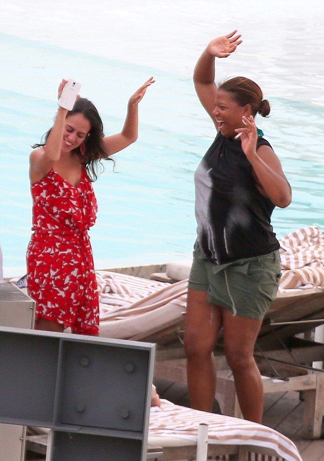 252669FC00000578-2930520-Throw your hands up So good was her mood that the actress starte-m-96 1422484317704