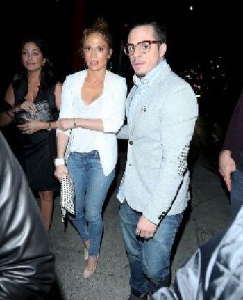 2567F22800000578-2942793-Together again Jennifer Lopez and Casper Smart in LA last night-a-31 1423246309443