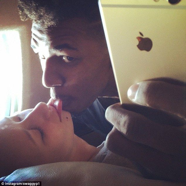 25B447BC00000578-2956063-Oversharing Nick posted a selfie which showed him biting Iggy s -a-4 1424120561945 c3b76