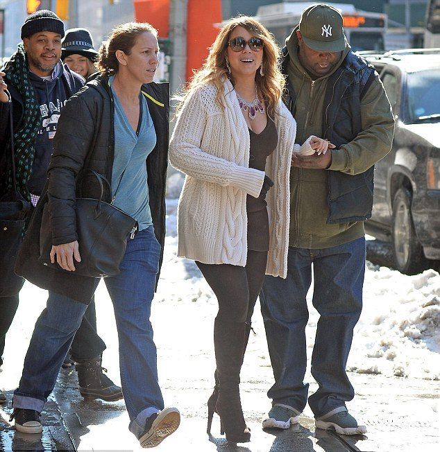2641D3DB00000578-2976493-Steady She avoided slipping thanks to her bodyguard who held her-m-66 1425341942285 00634