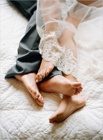 9965-Bride-And-Groom-Feet 09813