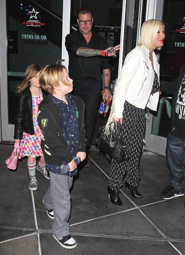 Tori-Spelling-Dean-McDermott-UFC-Staples-1 da0af