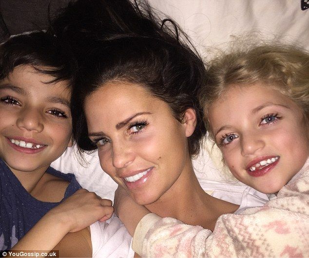 2655768A00000578-2981161-Matching smiles Katie Price has shared a sweet snap of herself w-a-26 1425566662857 1ae27