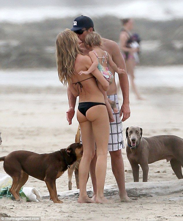 26E8F12F00000578-3007222-No doubt the loved up family and their pets are enjoying a break-m-9 1427112919385 731e7