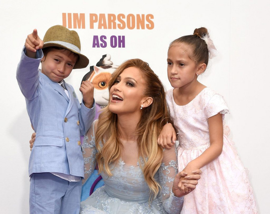 Jennifer-Lopez-Twins-Max-Emme-Home-Event-Photos 96c2d