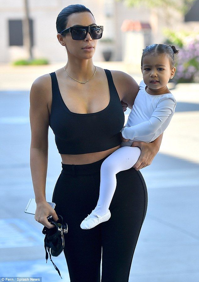 2704A4F200000578-3013283-On trend Kim looked chic in an all black ensemble as she stepped-a-7 1427393820528 db0e0 9cc74