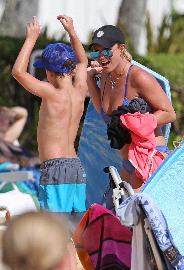 270557F100000578-3013493-Doting mother Britney was seen ensuring that her sons were havin-m-71 1427400401266 682b9