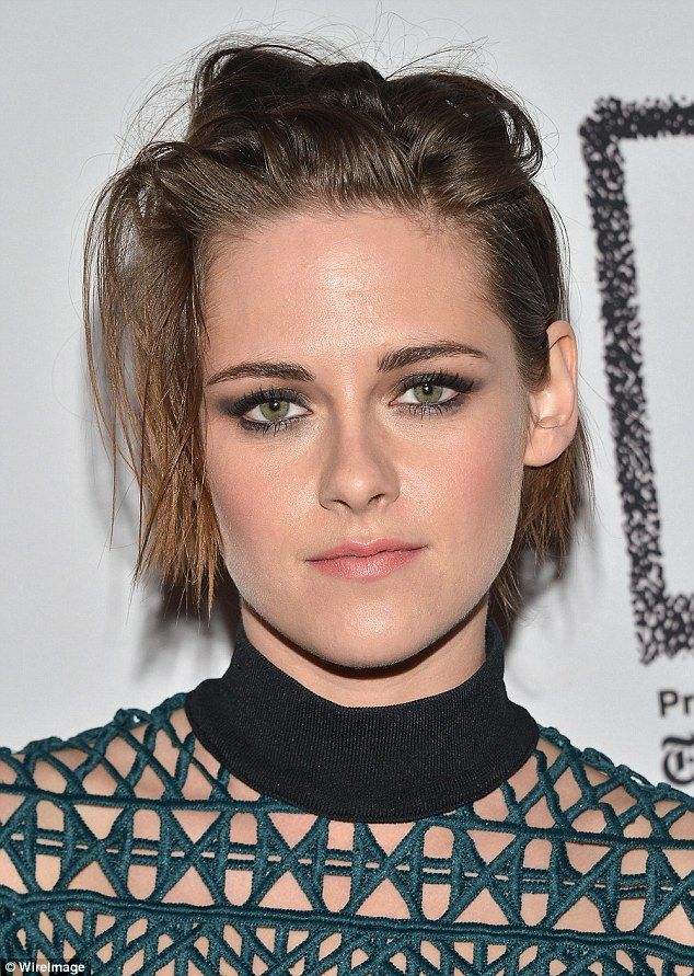 274674EE00000578-3026128-Dolled up KStew highlighted her green eyes with smokey make up-a-114 1428210487575 e1631