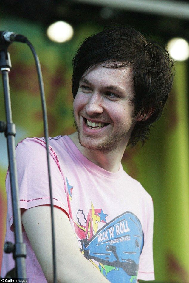 274ED27E00000578-3028061-Flashback Calvin Harris is almost unrecognisable when he perform-a-3 1428361694985 b578e