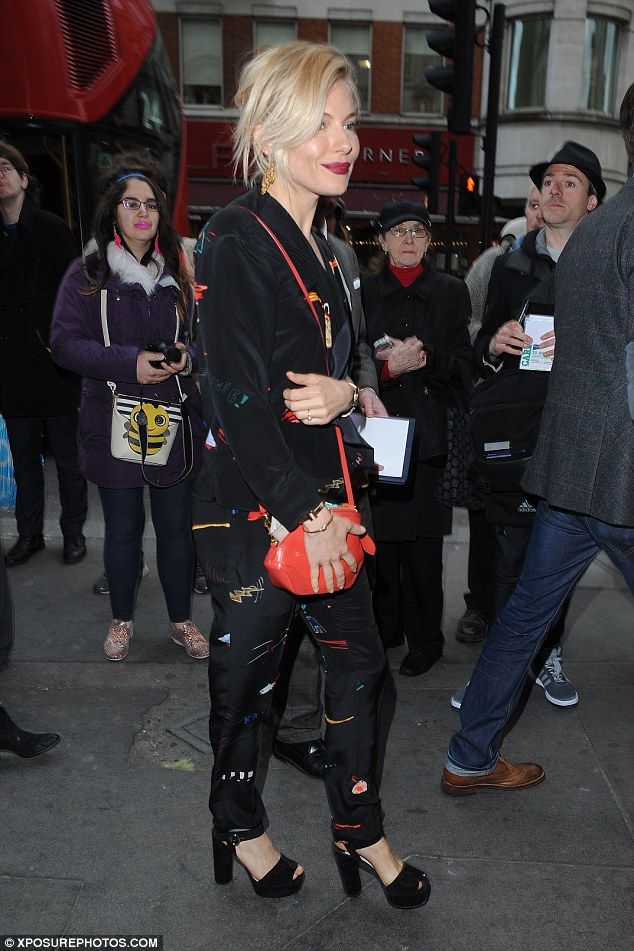 28121F9B00000578-3058136-Stylish The Hollywood actress looked stylish in a pajama suit-a-71 1430175675818 8e416