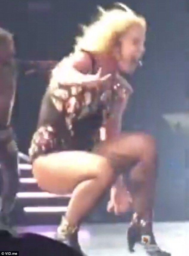 282BC0E800000578-3062681-Going down The 33 year old singer twisted her ankle while singin-a-33 1430406552695 a5939