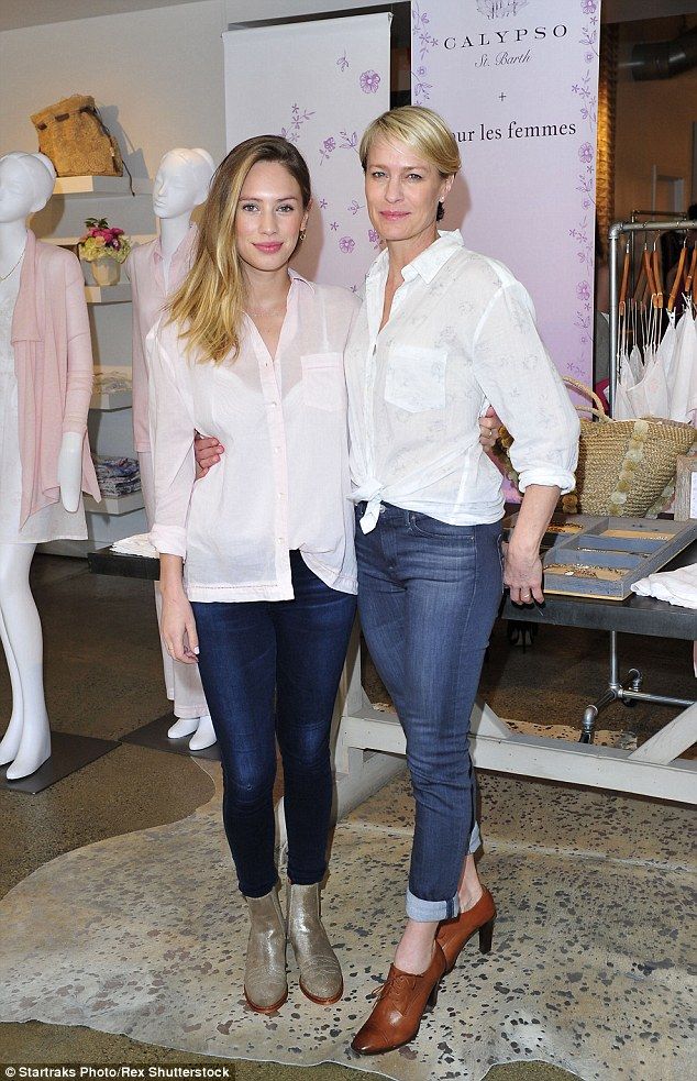288FA9E000000578-3077113-Twins Robin Wright 49 with daughter Dylan Penn 24 wore almost th-m-20 1431369602974 ef030