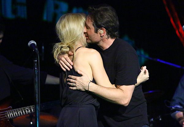 david-duchovny-gillian-anderso-reunite-kiss-5 0464a