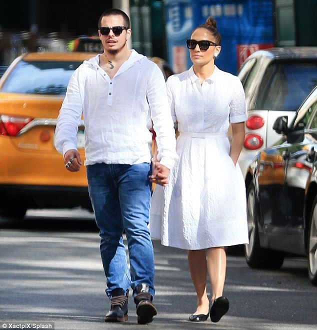 296B2BBF00000578-3114353-Hand in hand Jennifer hasn t confirmed her relationship with on -a-2 1433693721118 3c5ff