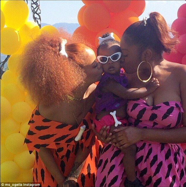 297468D500000578-3115902-Kisses Doting Aunty OhNaNa planted a kiss on Majesty s cheek in -a-4 1433795290379 ae4a4
