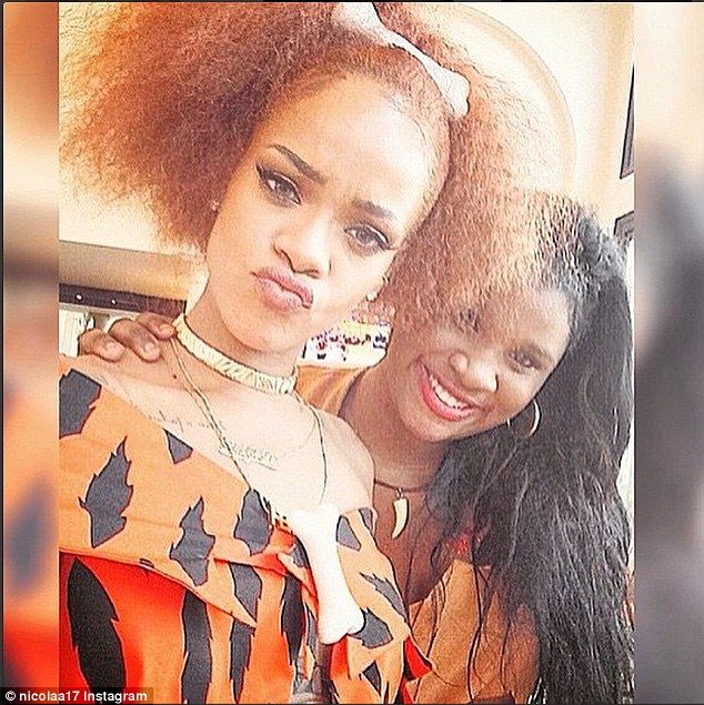 29746D3F00000578-3115902-Stone age selfie The American Oxygen singer teased her hair and -a-11 1433795291006 3fae6