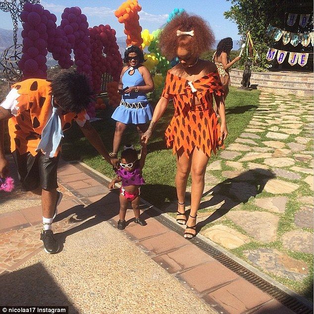 297476E100000578-3115902-Doting Rihanna was likely thrilled to be reunited with Majesty a-a-6 1433795290423 624c4