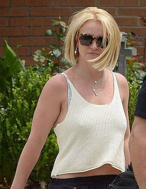 2984A8AE00000578-3119092-Later that day Britney was spotted in a different outfit opting -a-2 1434010529992 e7cd8