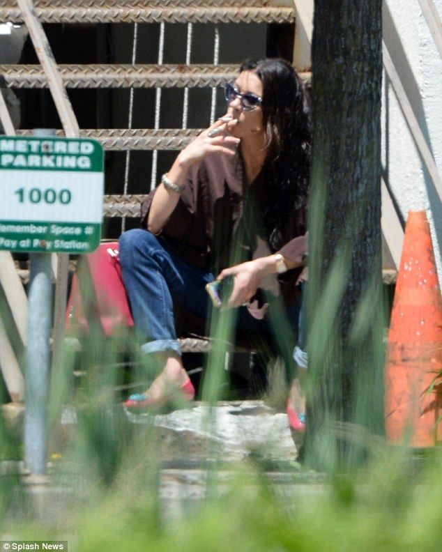 2991690100000578-0-Cigarette break -m-75 1434123549325 1 f7d6d