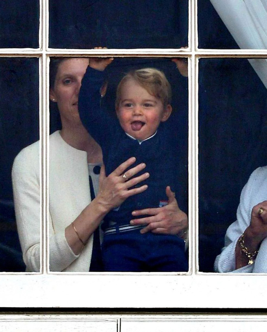 Prince-George-at-the-window-of-Buckingham-Palace 79326