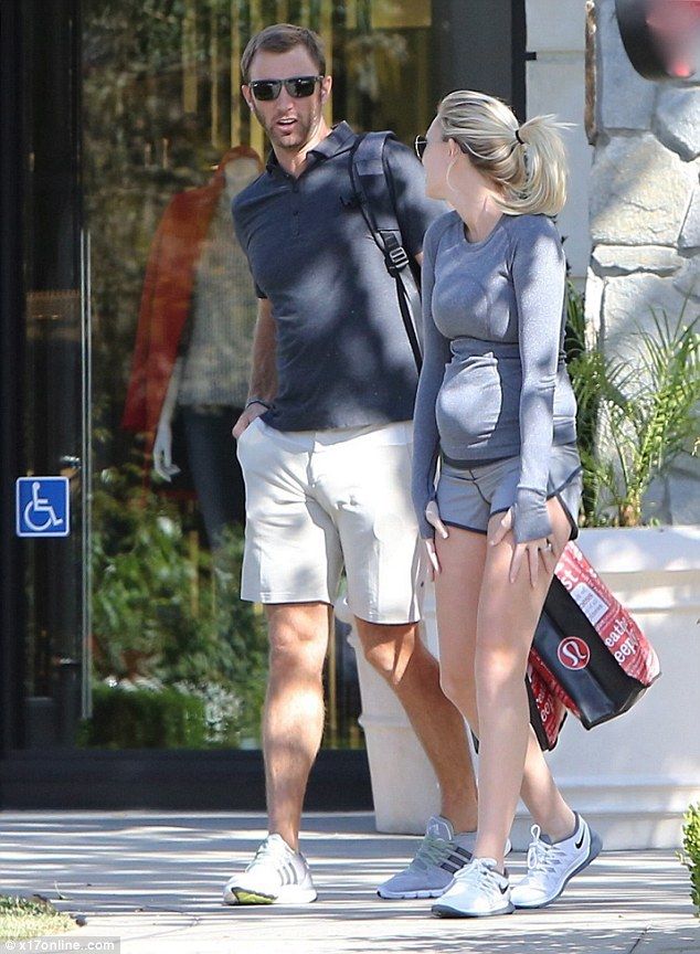 1414101160411 wps 6 Pregnant Paulina Gretzky 1 bc271