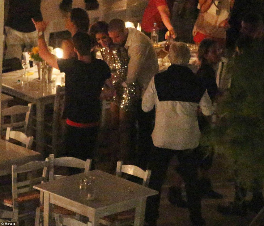 2A174FE400000578-3143615-Close embrace The new couple were seen dancing at a bar surround-a-28 1435612543963 14c90