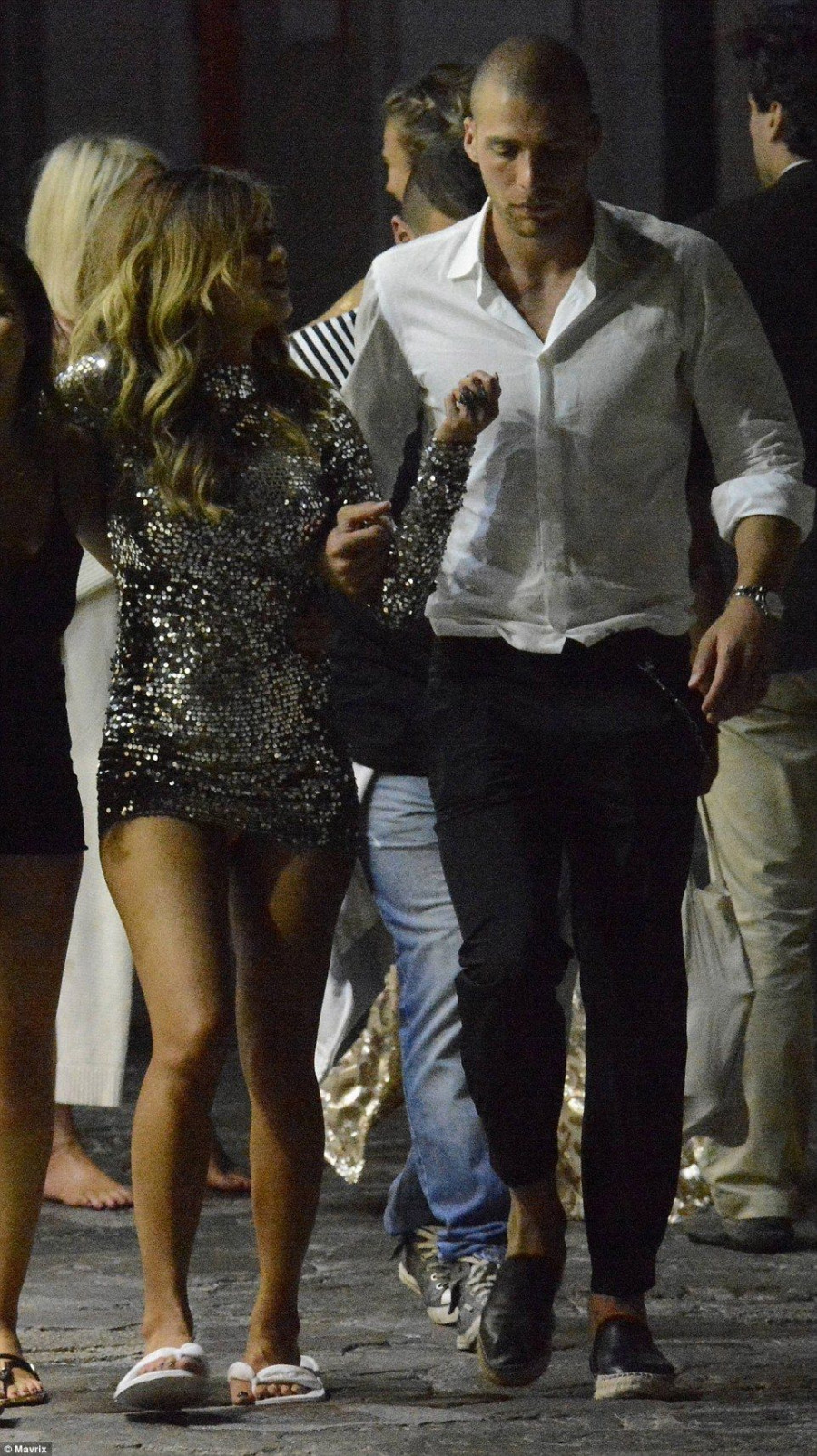 2A17524800000578-3143615-Lean on me The footballer offered Nicole his arm and led her thr-a-24 1435612543956 38f48
