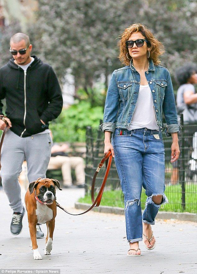 2A22CFC500000578-3145971-Puppy love Jennifer Lopez and her on off boyfriend Casper Smart -a-2 1435762095486 79e2d