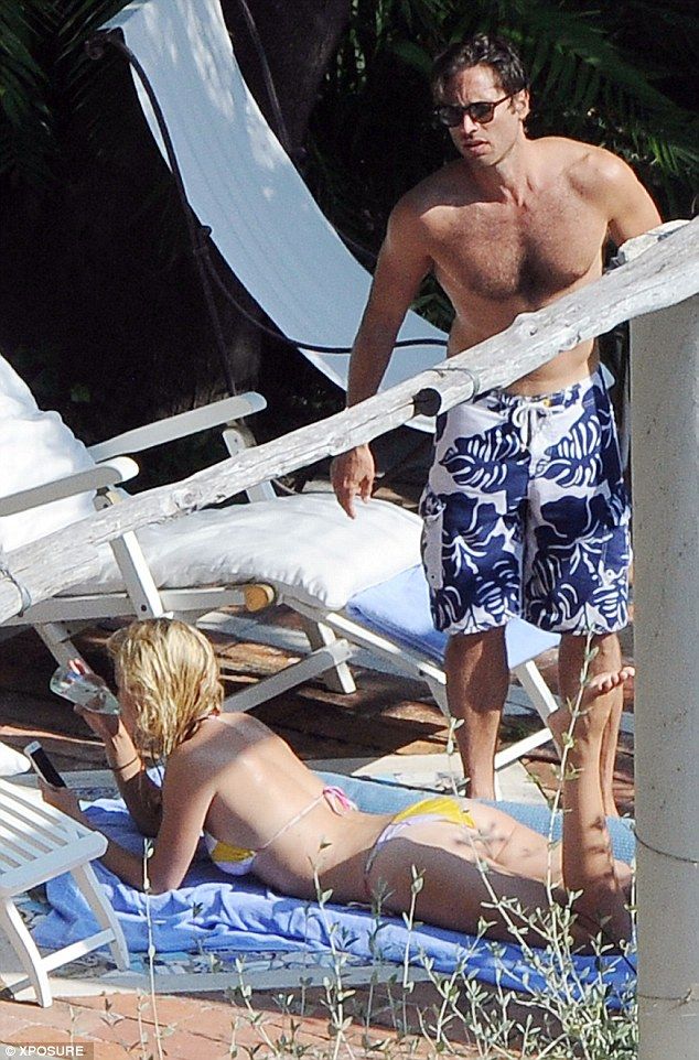2A7FDAAD00000578-3159625-Texting the children No doubt Gwyneth was missing her two childr-a-3 1436855620986 6d9b7