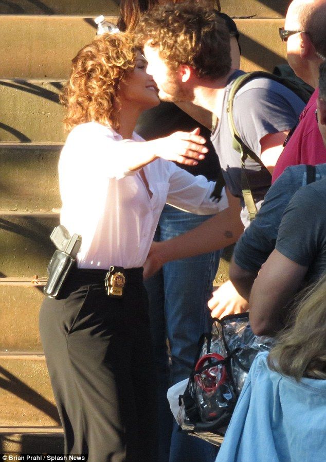 2AA0652000000578-3165549-Going in for the hug The I Luh Ya Papi singer did not hesitate t-m-30 1437151208845 a1492