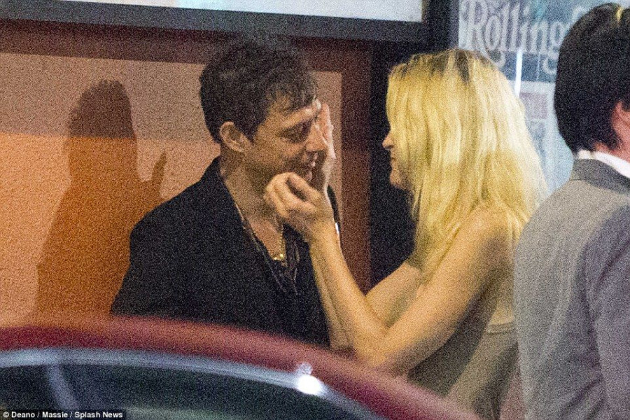 2AFC380900000578-3181889-PICTURED Kate Moss s husband Jamie Hince is stroked by Victoria -a-49 1438384180329 f036e