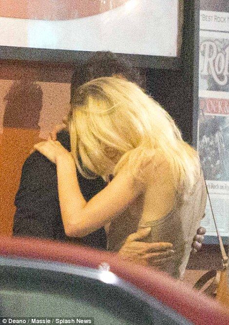 2AFC383500000578-3181889-Tender clinch Jessica was seen leaning into Jamie as they leaned-m-73 1438384946662 da227